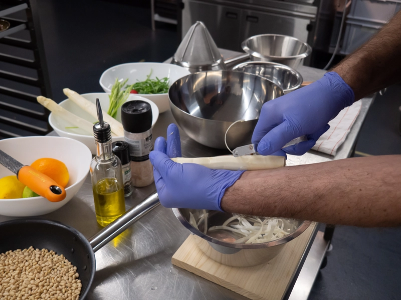 Rezept für einen fruchtig frischen rohen Spargelsalat von der Samsung Hall